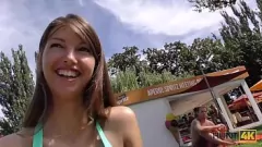 Jouer Une grosse bite envahit la chatte d'une adolescente lors d'un ramassage public