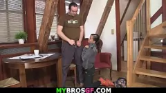 Afspelen Het geschoren poesje van de sluwe tienervrouw wordt hard geneukt door man met grote lul