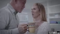 Jouer MILF blonde chaude forcée à une séance porno au bureau