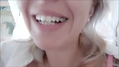 Abspielen Dirty Talking italienische MILF mit großen Titten spuckt Gotteslästerungen aus