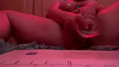 Reproduzir Horny MILF satisfaz seus desejos com um vibrador