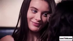 Oynat Lezbiyen Porno Yıldızları Dillion Harper ve April O'Neil Ateşli Kıç Yalama Eyleminde