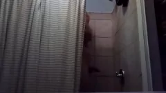 Oynat Butch Baggins'in Sıcak ve Islak Duş Gösterisi