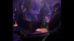 Jouer Les gros seins ébène de Carmen Hayes montent sur scène au club de strip-tease