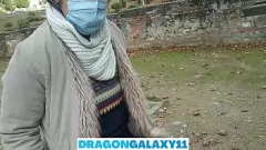 Reproducir La morena amateur da una mamada al aire libre arriesgada