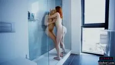 Jouer Wet tribade babys sconfitta e dildo fucworld-beater in una doccia giù
