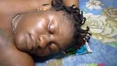 Redare Păsărică păroasă a vecinului meu: o întâlnire interzisă cu poftele ei de cocoș negru