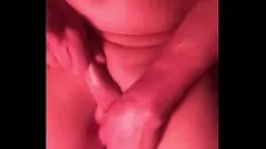 Odtwórz Gorący amator używa dildo, aby z grubsza pieprzyć się