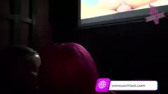 Reproduzir Adolescente quente de ébano fica travesso com um facial no teatro adulto