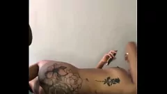 Reproduzir Dançarina de ébano tatuada fica difícil e exótica em Cincinnati