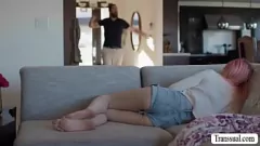 Afspelen Stiefvader geeft t-girl stiefmoeder intens anaal plezier