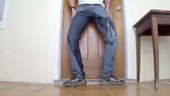 Afspelen Wanhopige bevochtiging in jeans eindigt met een cumshot