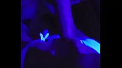 Redare Blonda plină de farmec dă o muie fierbinte în lumina neagră