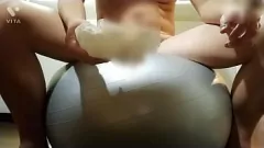 Abspielen Masturbation Mayhem: Sexy Muskel -Kerl ejakuliert auf Balance Ball