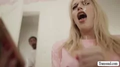 Oynat Ana Foxxx ve Izzy Wilde ile eyersiz shemale üçlü