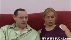Jouer La moglie hardcore ottiene il feticcio soddisfatto con un intenso pompino BDSM