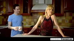 Jouer Nanny Basinger matura Bionda Nanny Basinger con enormi tette finte ottiene un cazzo duro