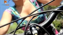 Redare Expoziția latină clipește chiloți și țâțe mari la plimbare cu bicicleta