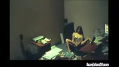 Redare Bruneta de birou devine intimă cu păsărica ei în timpul pauzei