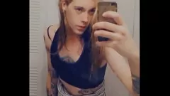 Abspielen Nuttige Shemale in Strümpfen zeigt ihren Schwanz im Minirock