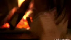 Reproducir Experimenta el máximo placer con esta exótica pareja interracial mientras se entregan a sensuales mamadas y ejercicios de pajas, combinando masajes eróticos y lamidas apasionadas en un romántico ambiente indio.