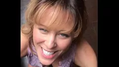 Reproduzir A estrela pornô loira Milf Cherie Deville com uma jovem fã em uma cena de bunda grande e peitos grandes POV