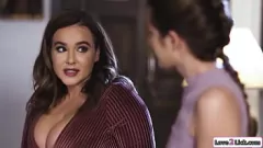 Reproducir El coño afeitado de Nadia Noja en acción lésbica: madrastra e hijastra exploran la pasión prohibida