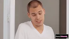 Abspielen Angel Ducati, die atemberaubende Latina-Shemale, dominiert einen Handwerker mit ihrem riesigen Schwanz in einer intensiven Gesichtsfick-Session