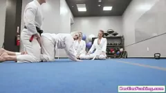 Redare Cei mai buni prieteni de karate împărtășesc penisul uriaș al sensei-ului lor într-o aventură sălbatică de sex în grup, cu ședințe pe față și gât profund
