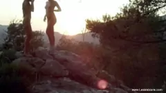 Redare Nikol își explorează pasiunea cu o nouă parteneră lesbiană într-o sesiune plină de plăcere reciprocă și jucării