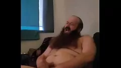 Jouer Ginger Bro, bruyant et vocal, se branle dans une compilation d'éjaculations à grosse charge