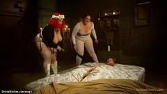 Jouer BBW Femdoms April Flores et Mimosa dominent et humilient un homme esclave avec une action brutale de Strapon