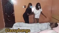 Odtwórz Moja żona zaskoczyła mnie najlepszym prezentem urodzinowym: dzikim lodzikiem i sesją ruchania w cipkę na pieska z gorącą hebanową pięknością