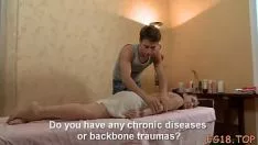 Afspelen Super brunette bimbo odile wordt geneukt!