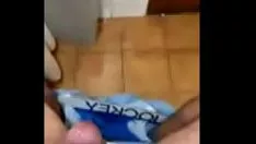 Jouer Luis esteban amigo opazo she-bops devant une caméra de télévision devant une miss choquante