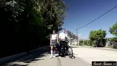 تشغيل قطة حضارية شابة مدببة من قبل المدرب