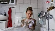 Redare My begrime hobbyhorse - bebeluș cu două degete în baie