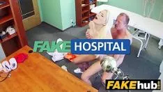 Afspelen Een verkeerde voorstelling van zaken van een federale agent die de taart afroomt voor een kleine zwarte, gladharige Italiaan