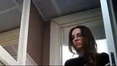Odtwórz Naprawdę przyjemna pani sika do toalety. tajny skrót z kamery telewizyjnej 13
