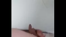 Jouer Éjacule jusqu'à ce qu'il sorte le cul de la douche