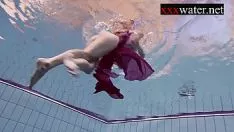 Reproducir humo caliente ruso pelirrojo en el charco