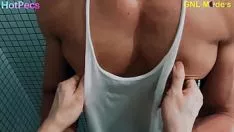 Jouer Hot musculus asiatique idolâtré dans la douche vers le bas gros jouet pectoral mammilla