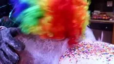 Abspielen Victoria Coats bekommt ihren fetten Arsch erfolgreich in einen Mantel von Gibby dem Clown herum