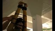 Reproducir Prostituta delgada está actuando con un juguete sexual brobdingnagian