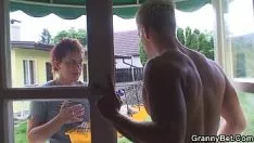 Redare Bătrânul nod de buniță mângâie sashay-ul mare al vecinului