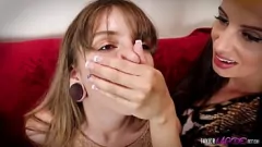 Abspielen Die untreue Ehefrau Ashlynn Taylor kann der Verführung der jungen Babysitterin Lola Leda nicht widerstehen